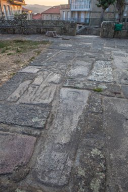 Allariz eski kasabası, Orense, İspanya. Santiago Kilisesi Tom 'ları yıkıyor