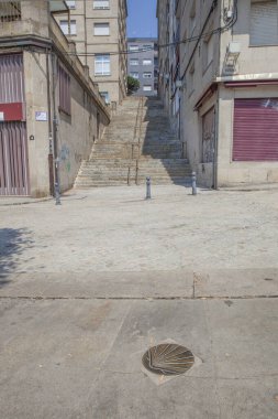 Orense, İspanya - 24 Ağustos 2025: Camino de Santiago, Ourense, Galiçya, İspanya rotasını gösteren metal deniz tarağı kabuğu