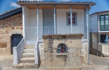 Merca, Tierra de Celanova Bölgesi, Orense, İspanya. Granit taş işçiliği ve ahşap iki katlı evler.