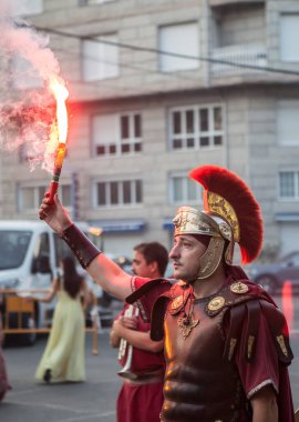 Xinzo, İspanya - 25 Ağustos 2025: Unutulma Ziyafeti, Ourense, İspanya. Romalı subay sirk oyunlarını başlatacak bir işaret fişeği taşıyor.