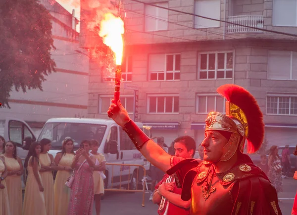 Xinzo, İspanya - 25 Ağustos 2025: Unutulma Ziyafeti, Ourense, İspanya. Romalı subay sirk oyunlarını başlatacak bir işaret fişeği taşıyor.