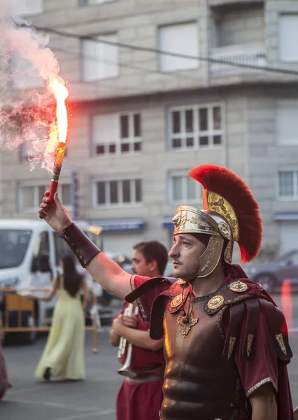 Xinzo, İspanya - 25 Ağustos 2025: Unutulma Ziyafeti, Ourense, İspanya. Romalı subay sirk oyunlarını başlatacak bir işaret fişeği taşıyor.