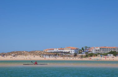 Mimar, Mira nehri kıyısında kanoyla gezintiye çıktı. Vila Nova de Milfontes, Alentejo Sahili, Portekiz