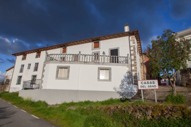 Casas del Abad giriş köyü, Avila, Kastilya ve Leon, İspanya. Alto Tormes Bölgesi manzarası