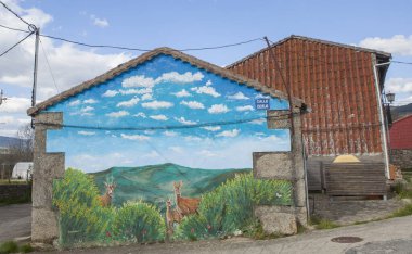 Casas del Abad, Avila - 25 Mayıs 2025: Sierra de Gredos 'un doğal manzarasıyla Casas del Abad' ın sokak graffitisi. Alto Tormes Bölgesi, Avila, Kastilya ve Leon, İspanya