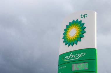 Merida, İspanya - 2 Mayıs 2025: BP Fiyat tahtası İspanyol benzin istasyonunun dışında. Benzin fiyatları kavramı
