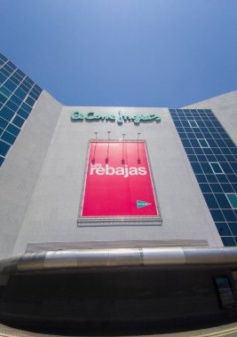 Badajoz, İspanya - 26 Temmuz 2024. El Corte Ingles Mağazası ön yüzünde satış afişi sergileniyor