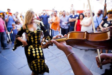 Dansöz parmak ziller ile