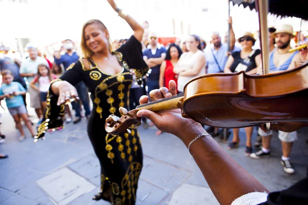 Bailarina del vientre con platillos de dedos — Foto de Stock