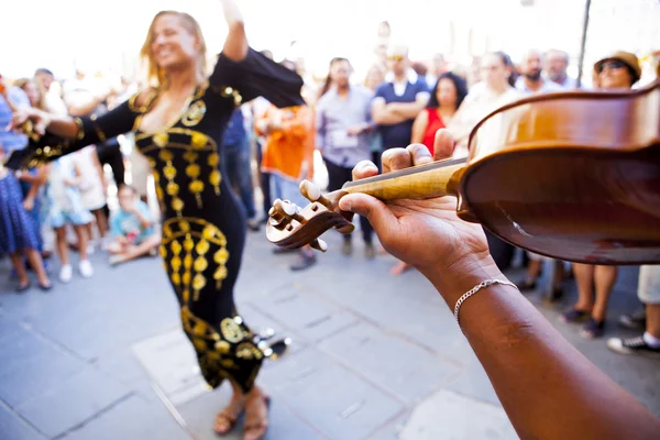 Bailarina del vientre con platillos de dedos — Foto de Stock