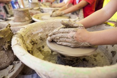 Küçük genç potters öğrenme