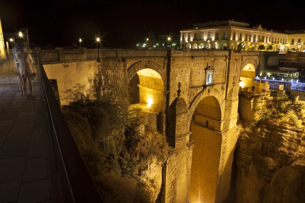 Tourists observing Puente Nuevo from town, Ronda — Stock Photo, Image