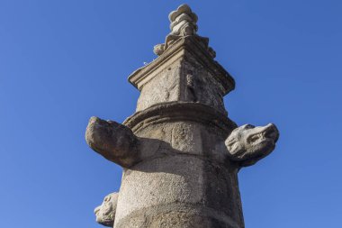 Jarandilla de la Vera popüler mimarisi. Pillory veya picota. Suçluları cezalandırmak için kullanılır. Ya da picota. La Vera Bölgesi, Caceres, Extremadura, İspanya