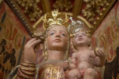 Jarandilla de la Vera, İspanya - 12 Aralık 2025: Leydi heykelciğimiz İspanya 'nın Caceres kentindeki Kule Leydimizin Kale Kilisesi' nde sergilendi