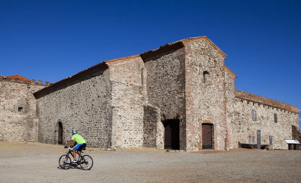 Biker Tentudia raggiungere il monastero — Foto Stock