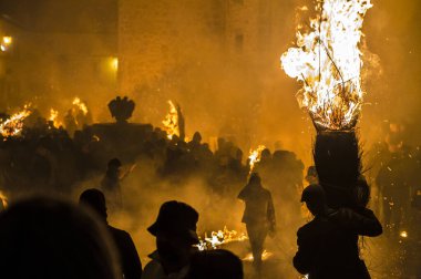 Escobazos Jarandilla de la Vera Festivali. Geceleri süpürge meşaleleri taşıyan yerliler. Caceres, İspanya