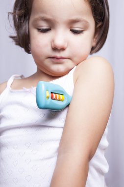 Doktor oyuncak termometre ile oynayan