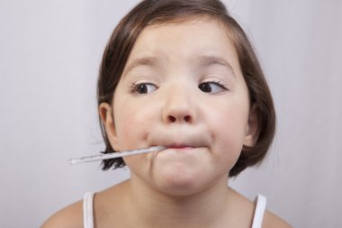 Klinik bir cam Merkür termometre ile şirin kız