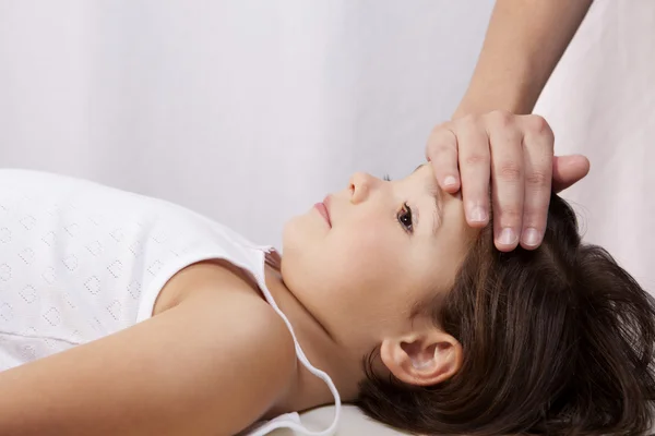 Temperatura de medición con la mano — Foto de Stock