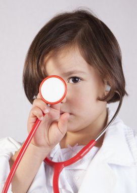 Onun stetoskop gösterilen