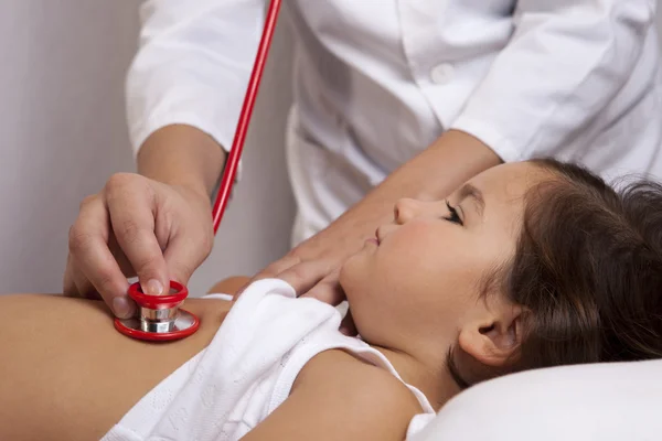 Kinderärztliche Untersuchung auf der Brust — Stockfoto