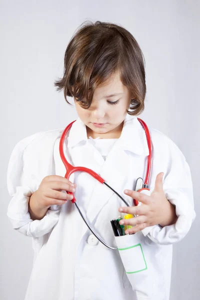Dziewczynka ubrana jak lekarz — Zdjęcie stockowe