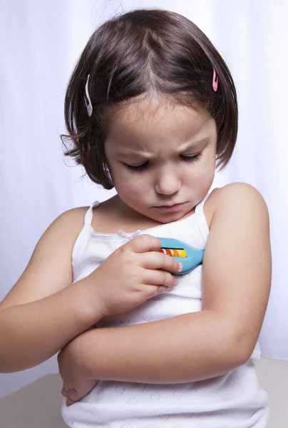 Esame pediatrico sul letto — Foto Stock