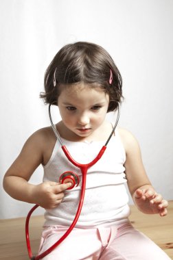 Sevimli kız kendini auscultating