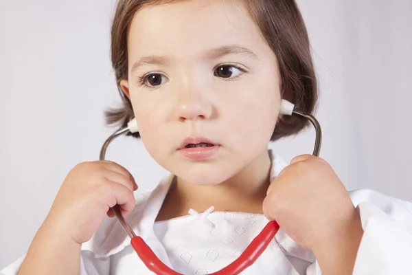 Dziewczynka gry stetoskopem — Zdjęcie stockowe