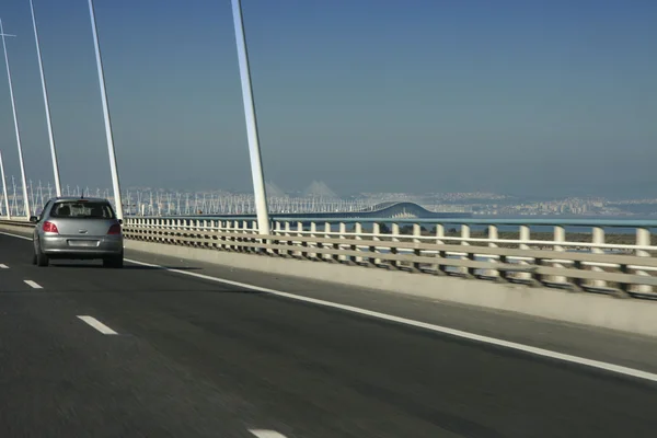 Οδήγηση κατά μήκος των αυτοκινήτων τη γέφυρα Vasco da Gama — Φωτογραφία Αρχείου