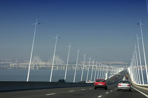 Conducerea de-a lungul mașinii Vasco da Gama Bridge — Fotografie, imagine de stoc