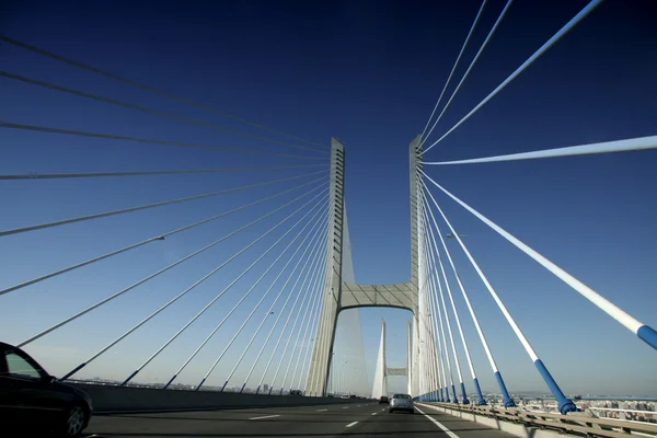 Autofahrt entlang der Vasco da Gama-Brücke — Stockfoto