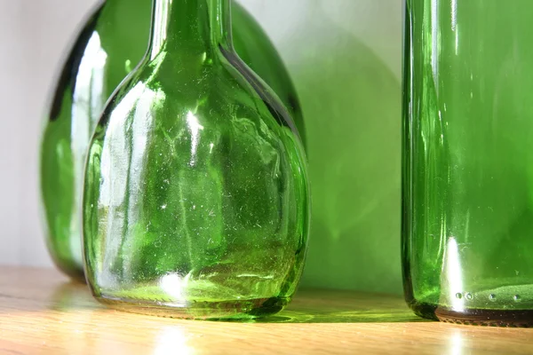 Viejas botellas de vidrio verde — Foto de Stock