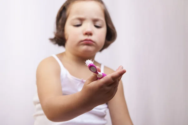 Pequena menina olho marrom escovando os dentes — Fotografia de Stock