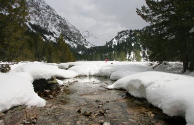 Trekking bir rota içinde kristal durgun