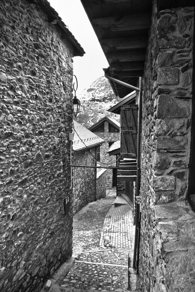 Wąskie uliczki w miejscowości w Pyrenees — Zdjęcie stockowe