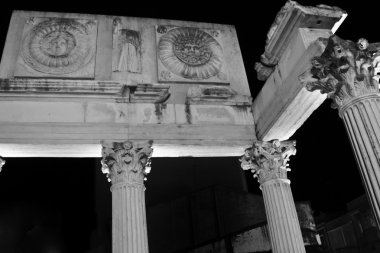 Roma Forumu geceleri. Arkeolojik alan Merida, İspanya