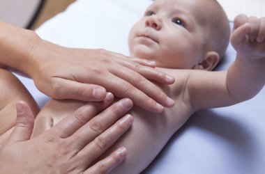 Üç aylık bebek çocuk karın Masaj