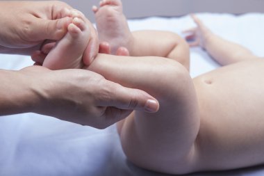 Üç aylık bebek çocuk ayak masajı