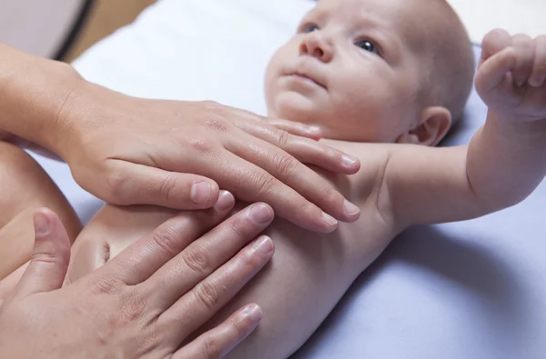 Três meses bebê menino abdômen massagem — Fotografia de Stock