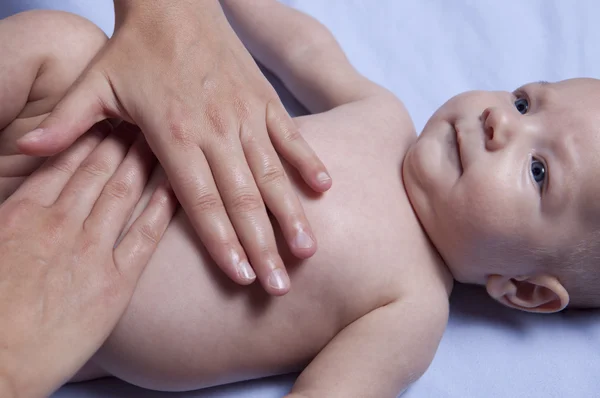 Três meses bebê menino abdômen massagem — Fotografia de Stock