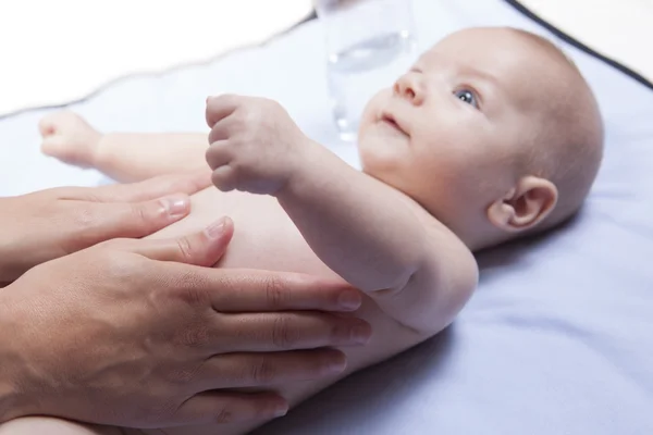 Masaż brzucha trzymiesięcznego dziecka chłopca — Zdjęcie stockowe