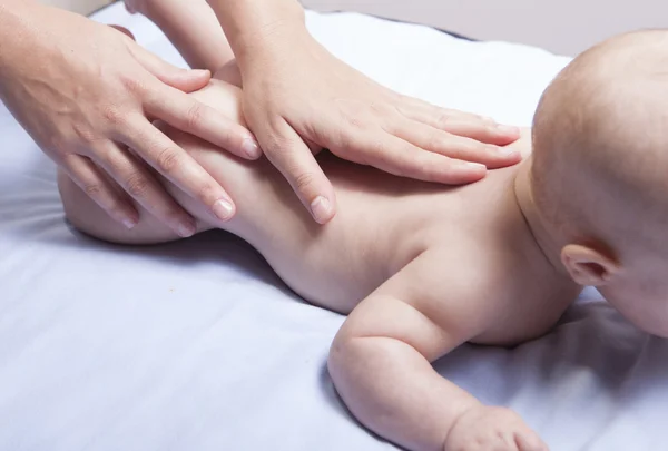 Tres meses bebé espalda masaje —  Fotos de Stock