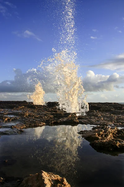 Morze strumieniem wody na skały wybrzeże Cadiz, Hiszpania — Zdjęcie stockowe