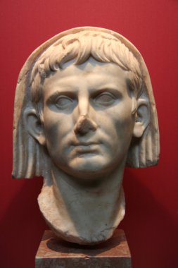 İmparator Cesar Augustus'un örtülü baş