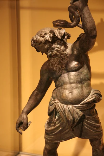 Bronzen standbeeld van faun met slang uit Pompeii — Stockfoto