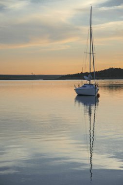 Alange su deposu üzerinden Günbatımı ile bağlantılı yelkenli, İspanya