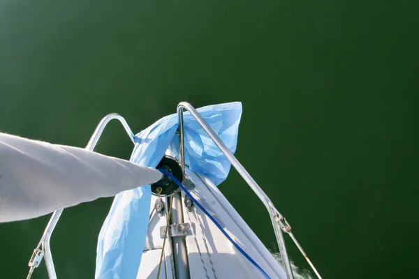 Prow high view of sailboat sailing across Alange Reservoir, Spai — Stock Photo, Image