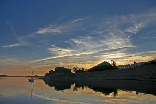 Pôr do sol sobre Alange Reservatório com veleiro ancorado, Espanha — Fotografia de Stock