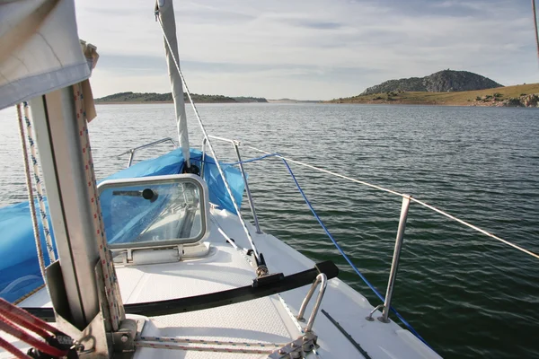 闘技貯水池、スペイン全体でセーリング ヨットの船首ビュー — ストック写真
